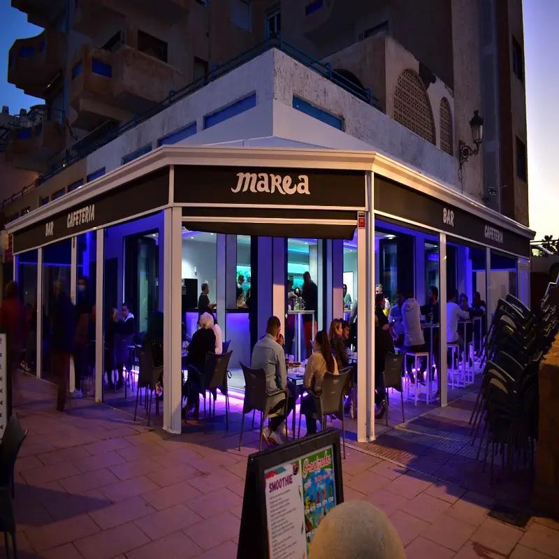 Imagen nocturna del exterior  de Marea Bar Cafetería