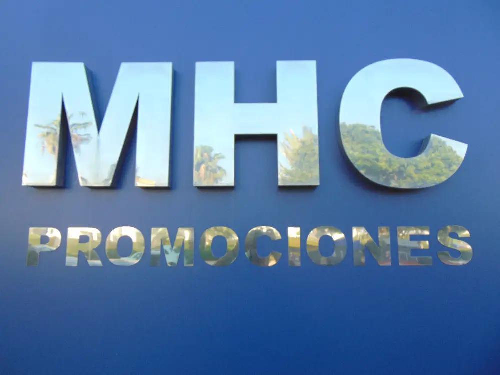 Letrero y logo de MHC Servicios Inmobiliarios