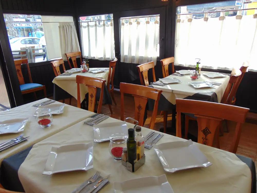 Mesas preparadas en Ales & Patricia Pizzeria Restaurante