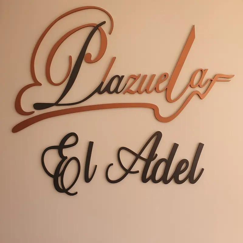 Letrero y logo de Plazuela El Adel 