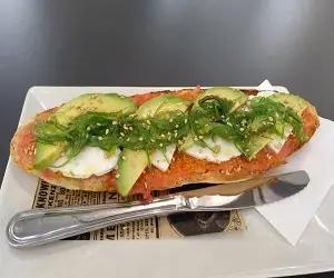 Tostada de tomate queso y aguacate 