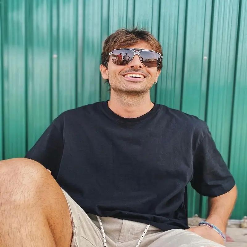 Hombre con gafas de sol de Tuvalu
