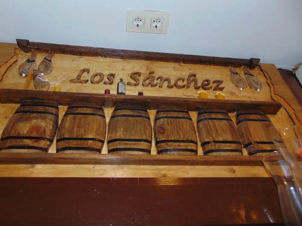 Letrero de madera de Los Sánchez Taberna