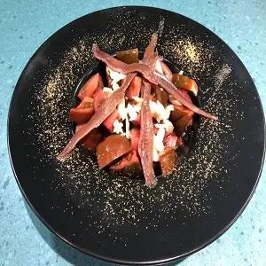 Plato de anchoas y tomate de Los Estudiantes Bar Cafetería